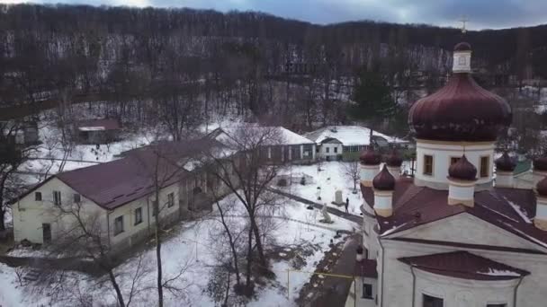 Vista aérea del dron de la iglesia en el monasterio de Condrita en invierno — Vídeo de stock