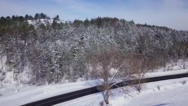 Blick über die Autobahn in der Wintersaison. Drohnenflug über Autobahn. — Stockvideo