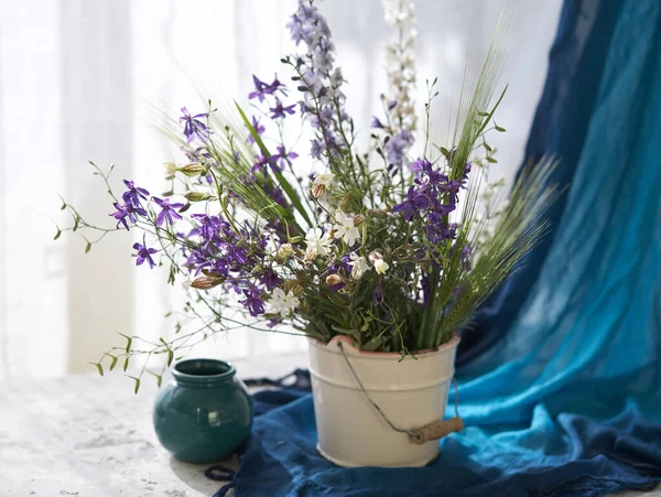 Natura morta con fiori selvatici freschi in vaso — Foto Stock