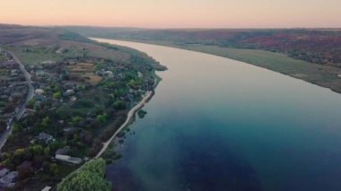 Nehir üzerinden ve sonbaharda küçük bir köy. Moldova Cumhuriyeti. Molovata köyü. Nehir Dinamosu.