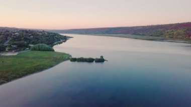 Nehir üzerinden ve sonbaharda küçük bir köy. Moldova Cumhuriyeti. Molovata köyü. Nehir Dinamosu.