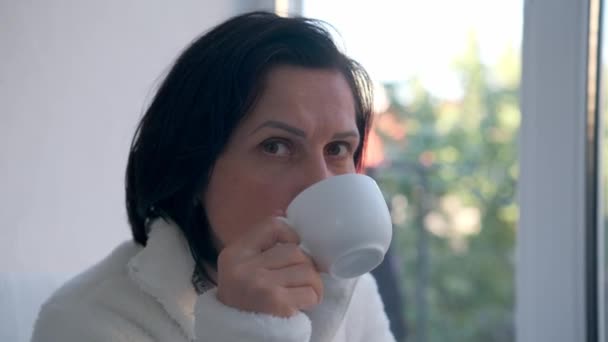 Mulher Feliz Relaxando Casa Com Xícara Chá Quente Café — Vídeo de Stock