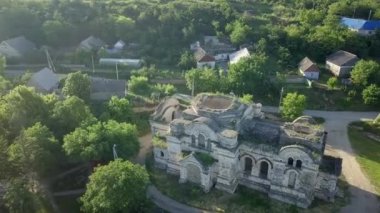 Drone bakış açısı - eski katedralin kalıntıları. Moldova Cumhuriyeti, Pohrebea Köyü.