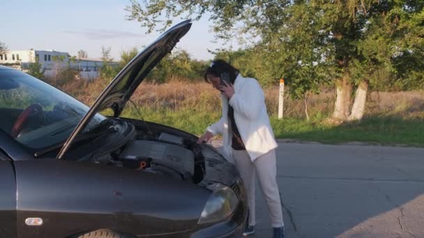 A mulher marca um número de telefone depois de um colapso do carro. Problemas de carro. — Vídeo de Stock