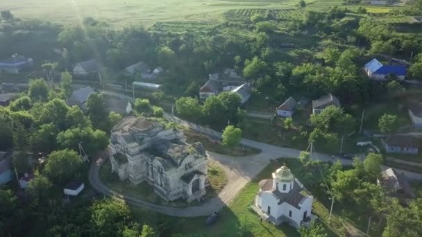 Sudut pandang Drone reruntuhan katedral tua. Republik Moldova, Desa Pohrebea. — Stok Video