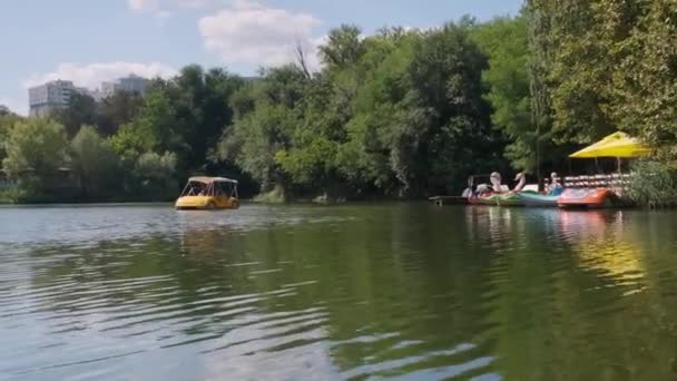 CHISINAU, MOLDOVA - 22 AGOSTO, 2021: Pessoas dirigindo um catamarã carro azul em lago vale rosa — Vídeo de Stock