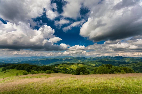 Herfst Berglandschap Vergeelde Rode Herfstbomen Gecombineerd Met Groene Naalden Blauwe — Stockfoto