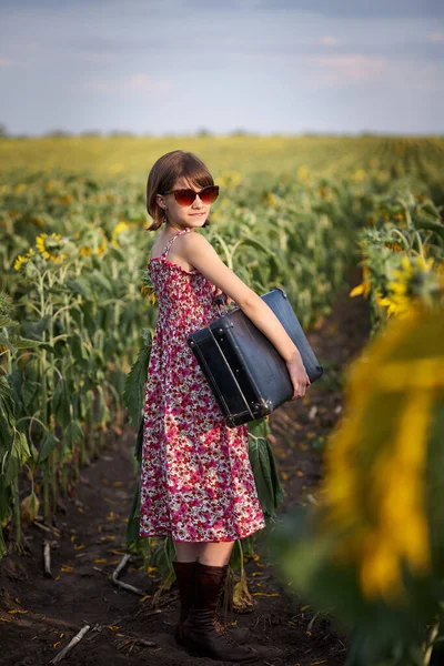 Jolie Fille Avec Vieille Valise Dans Champ Tournesol — Photo