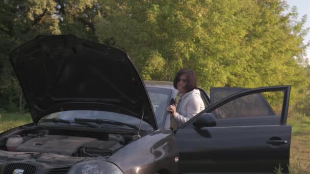 Frauen Schieben Kaputtes Auto Auf Die Straße — Stockvideo