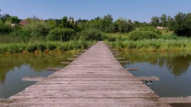 Gölün üzerindeki tahta köprü. Yaz günü.