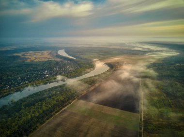 Sabahın erken saatlerinde nehir manzarası. Uzakta bir kulübe, ve gizemli sis ile kaplı ağaç, çok sessiz ve sakin. Moldova Cumhuriyeti.