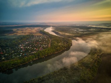 Sabahın erken saatlerinde nehir manzarası. Uzakta bir kulübe, ve gizemli sis ile kaplı ağaç, çok sessiz ve sakin. Moldova Cumhuriyeti.