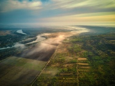 Sabahın erken saatlerinde nehir manzarası. Uzakta bir kulübe, ve gizemli sis ile kaplı ağaç, çok sessiz ve sakin. Moldova Cumhuriyeti.