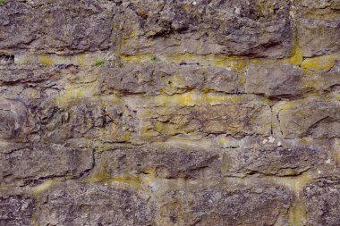 Taş bir duvarın dokusu. Eski kale taşından duvar dokusu. Arka plan ya da doku olarak taş duvar. Bir taş duvarın parçası, arkaplan veya doku için