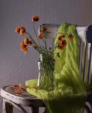 Klasik tarzda hazırlanmış küçük kırmızı gelincik buketi. Popies 'in klasik saç vazosundaki durgun hayatı.