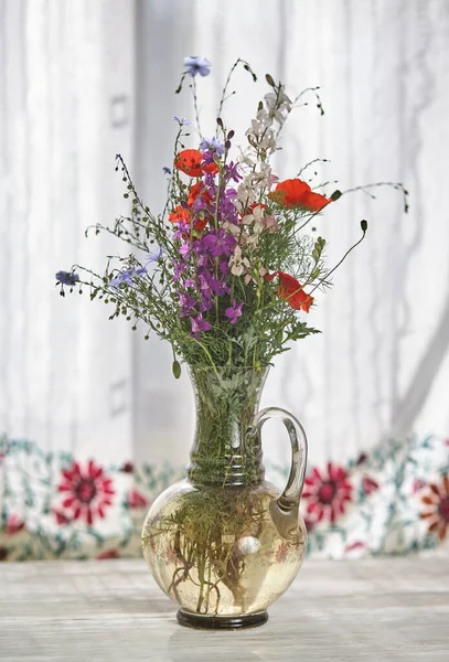 Stilleven met verse wilde bloemen in vaas — Stockfoto