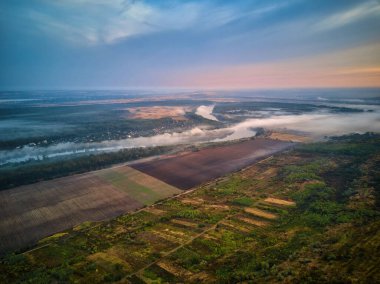 Sabahın erken saatlerinde nehir manzarası. Uzakta bir kulübe, ve gizemli sis ile kaplı ağaç, çok sessiz ve sakin. Moldova Cumhuriyeti.