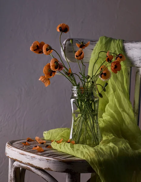 Un pequeño ramo de amapolas rojas arreglado en estilo clásico Stillife de amapolas en un jarrón de gafas en el cabello vintage — Foto de Stock