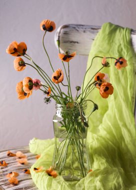 Klasik tarzda hazırlanmış küçük kırmızı gelincik buketi. Popies 'in klasik saç vazosundaki durgun hayatı.