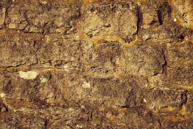 Taş bir duvarın dokusu. Eski kale taşından duvar dokusu. Arka plan ya da doku olarak taş duvar. Bir taş duvarın parçası, arkaplan veya doku için