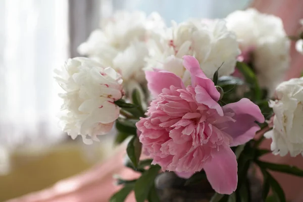 Bodegón Con Peonías Blancas Rosadas Viejo Jarrón Cerámica —  Fotos de Stock