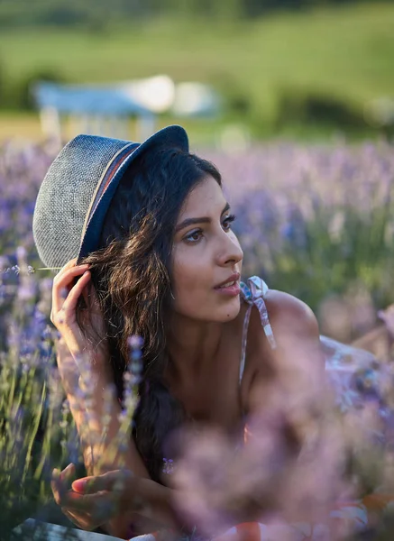 Ung Kvinna Hatt Liggande Lavendel Fält Sommardagen — Stockfoto