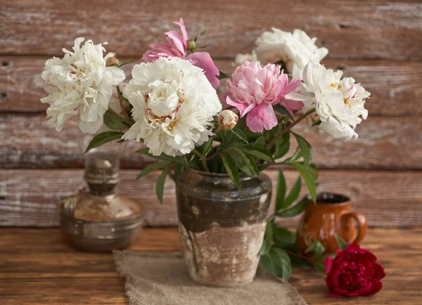 Stillleben Mit Weißen Und Rosa Pfingstrosen Einer Alten Keramikvase Auf — Stockfoto