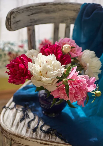 Bodegón Con Peonías Blancas Rosadas Jarrón Azul Sobre Silla Vintaje —  Fotos de Stock