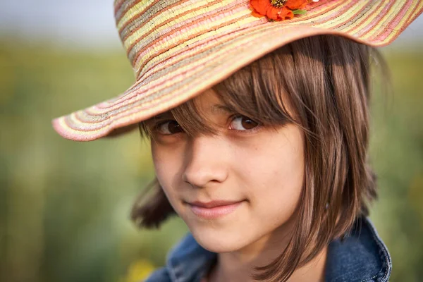 Porträt Eines Kleinen Mädchens Mit Hut Auf Blauem Hintergrund — Stockfoto