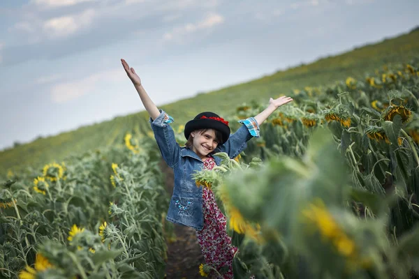 Linda Chica Campo Girasol —  Fotos de Stock