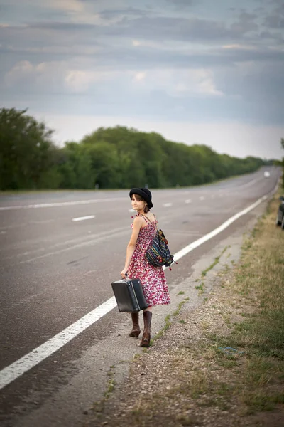 Menina Solitária Com Mala Sobre Estrada — Fotografia de Stock