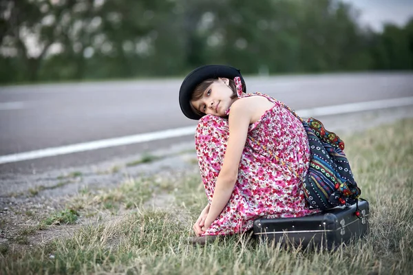 Yalnız Kız Ile Bavul Ayakta Yol Hakkında — Stok fotoğraf