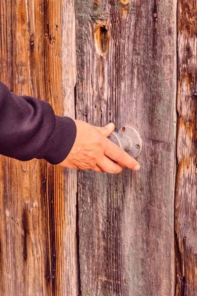 Man Hand Closing Opening Rusty Old Wooden Door — Zdjęcie stockowe