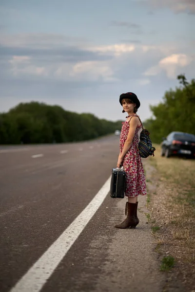 Menina Solitária Com Mala Sobre Estrada — Fotografia de Stock