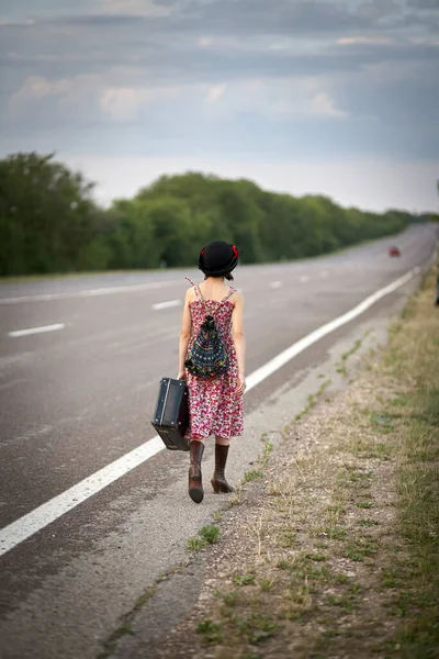关于路的手提箱常设的寂寞女孩 — 图库照片