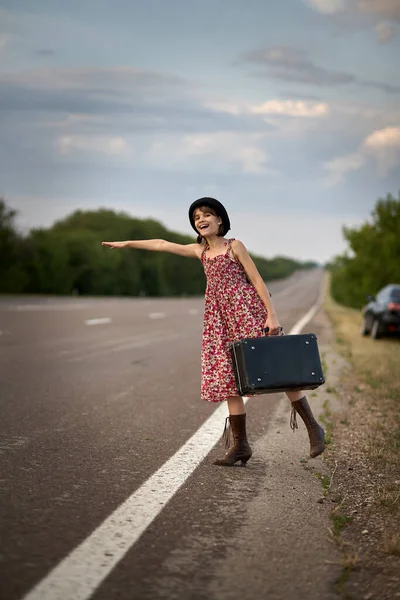 Girl Road Old Suitcase Stoped Auto — Fotografia de Stock
