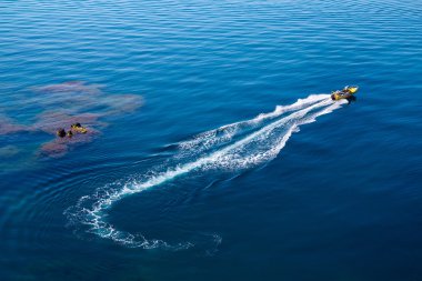 denizin üzerinde tekne motoru