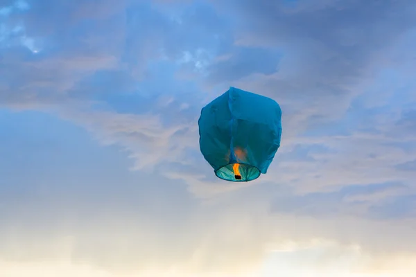 Φανάρι φωτεινό μπλε χαρτί που πετούν στον ουρανό — Φωτογραφία Αρχείου