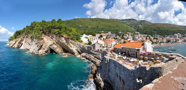 Vista das falésias da fortaleza de Castello em Petrovac. Localização: Cidade de Petrovac, Montenegro, Balcãs, Europa — Fotografia de Stock