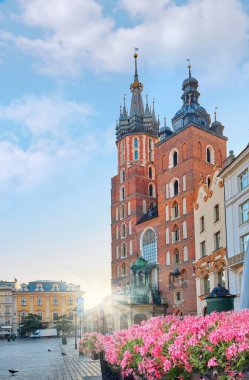 Mariacki Katedrali, Krakow 'daki pazar meydanında, Polonya' nın eski kentinin merkezinde.