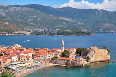 Budva 'daki eski bir kasaba, Karadağ' ın güzel bir dağ manzarasının arka planına karşı..