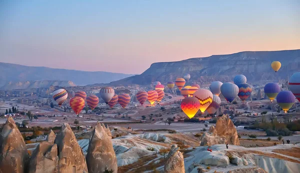 Panoramic landscape hot air balloons in Cappadocia, Turkey — Stock Photo, Image