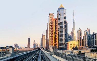 Gün batımını Dubai metro hareket.