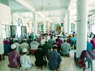 Allah için namaz kılan müslümanlar ve mescitlerde ibadet edenler.