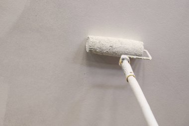 Boya fırçası ve tavanda plastik boya.