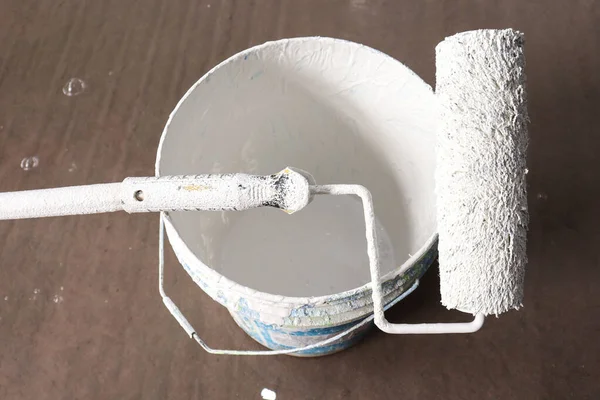 Pinsel Mit Farbe Auf Kunststofftrommel Für Deckenmalerei — Stockfoto