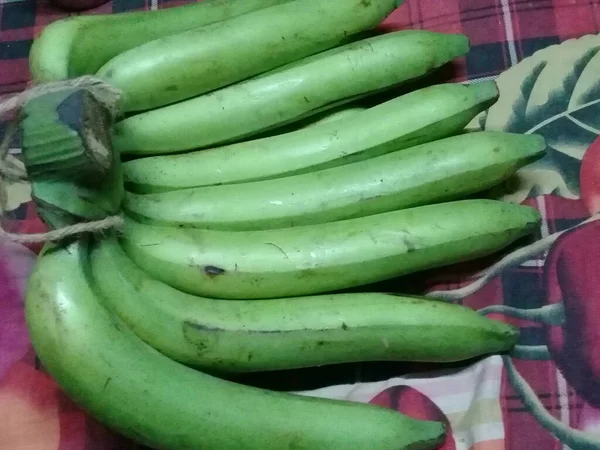 おいしいと健康的な色の生バナナの束を販売するための店で — ストック写真