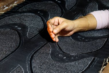 Kadın ayakkabıları iş için el iğneli kumaş üzerine dizayn edilmiş.