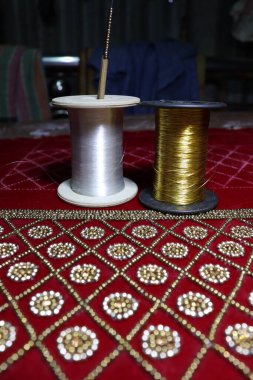 El ve el iğnesi ve naylon iplik ve ipek iplik ile Shari yaratımı