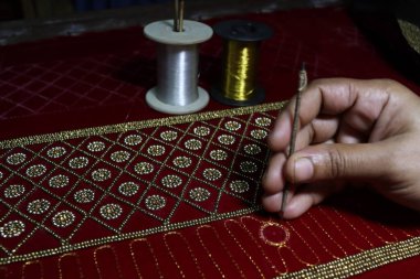 El ve el iğnesi ve naylon iplik ve ipek iplik ile Shari yaratımı